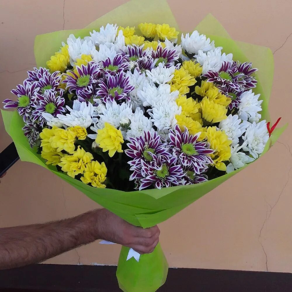 букет-гигант хризантем - 25шт. 11 кустовых хризантем. 11 кустовых хризантем. букет из хризантем кустовых разного цвета. 15 веток хризантем.
