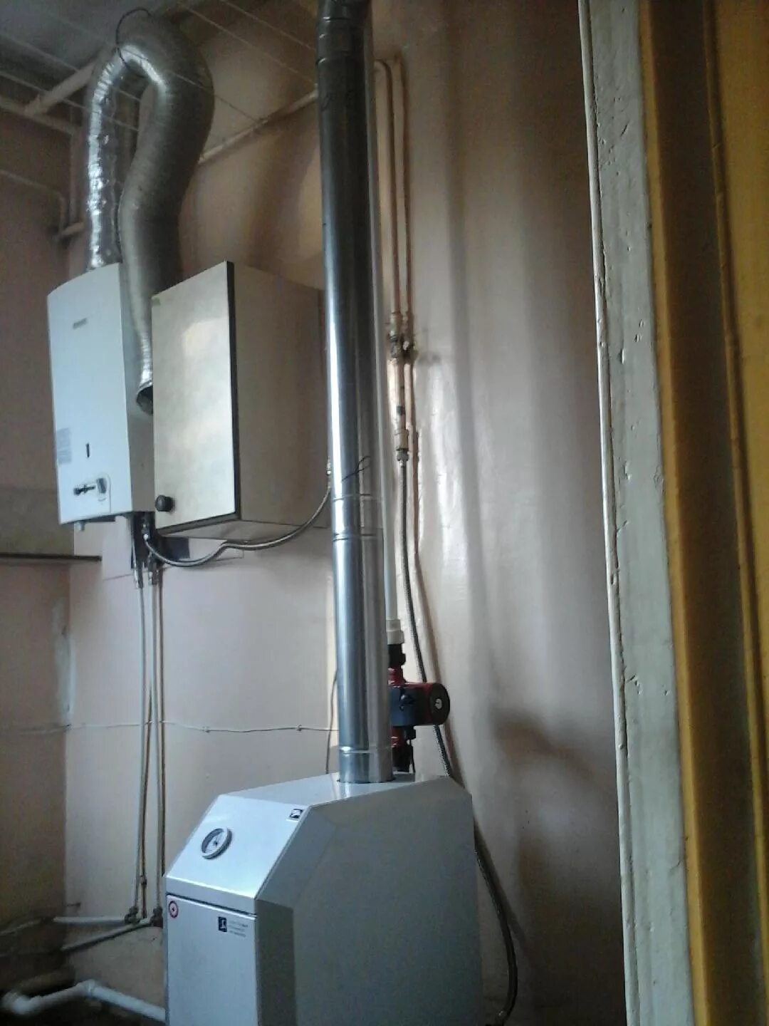 Шкаф для настенного газового котла. Розетка для газового котла и водонагревателя. Вентиляция для газового котла, брлера и плиты. Газовая колонка в квартире. Установка котла колонки.