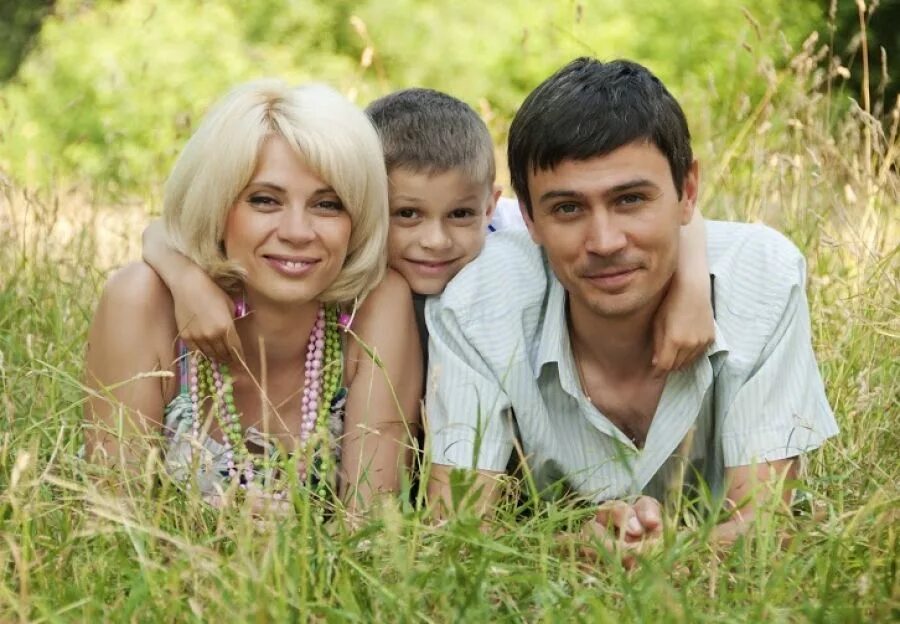 Взрослое русское семейная пара. Семейная фотосессия на природе. Семейная фотосессия на природе летом. Семейные пары на природе. Фотосессия на природе летом семейная пара.