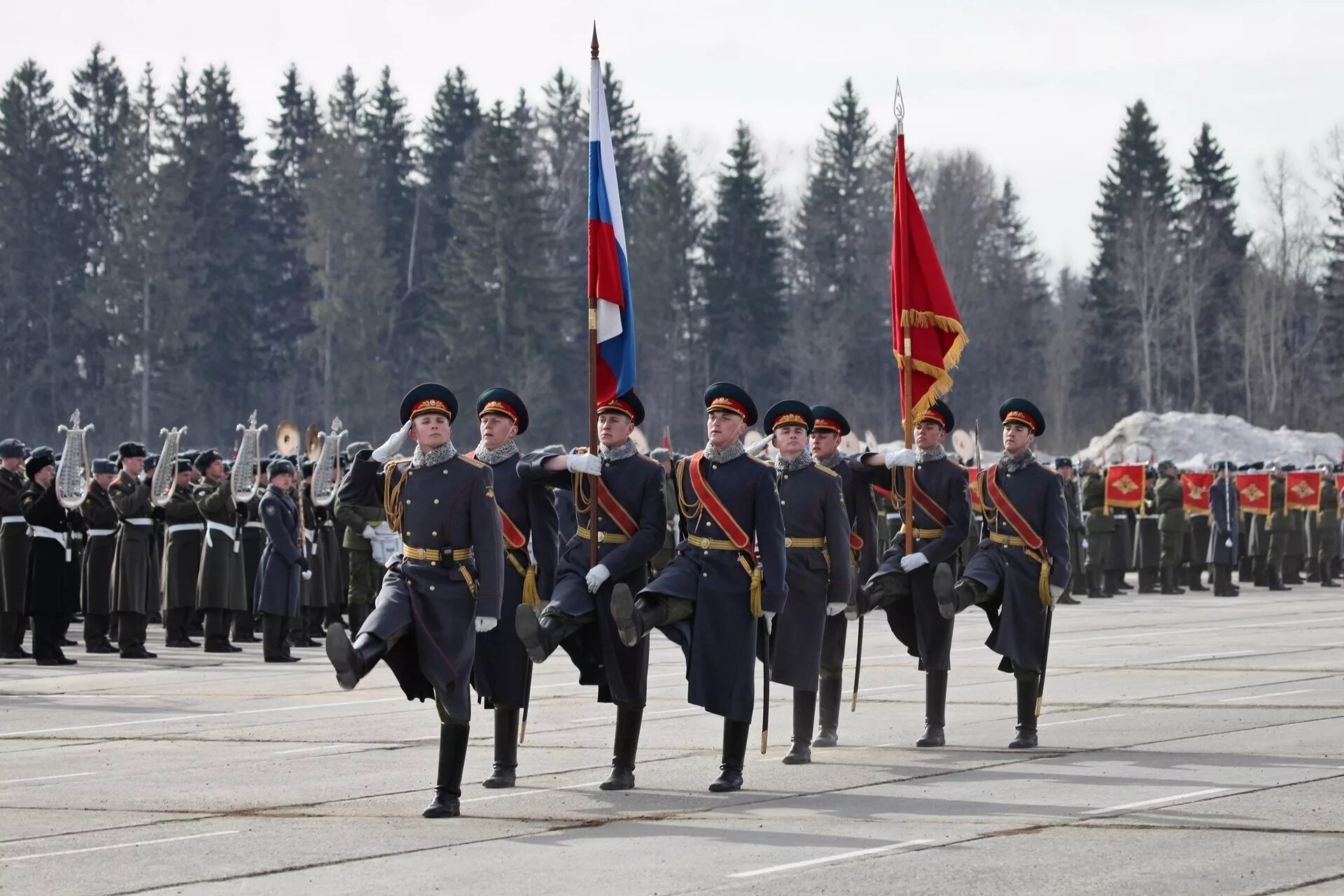 Почему военные в городах. Военный марш. Армия России марш. Военный парад. Солдаты на параде.