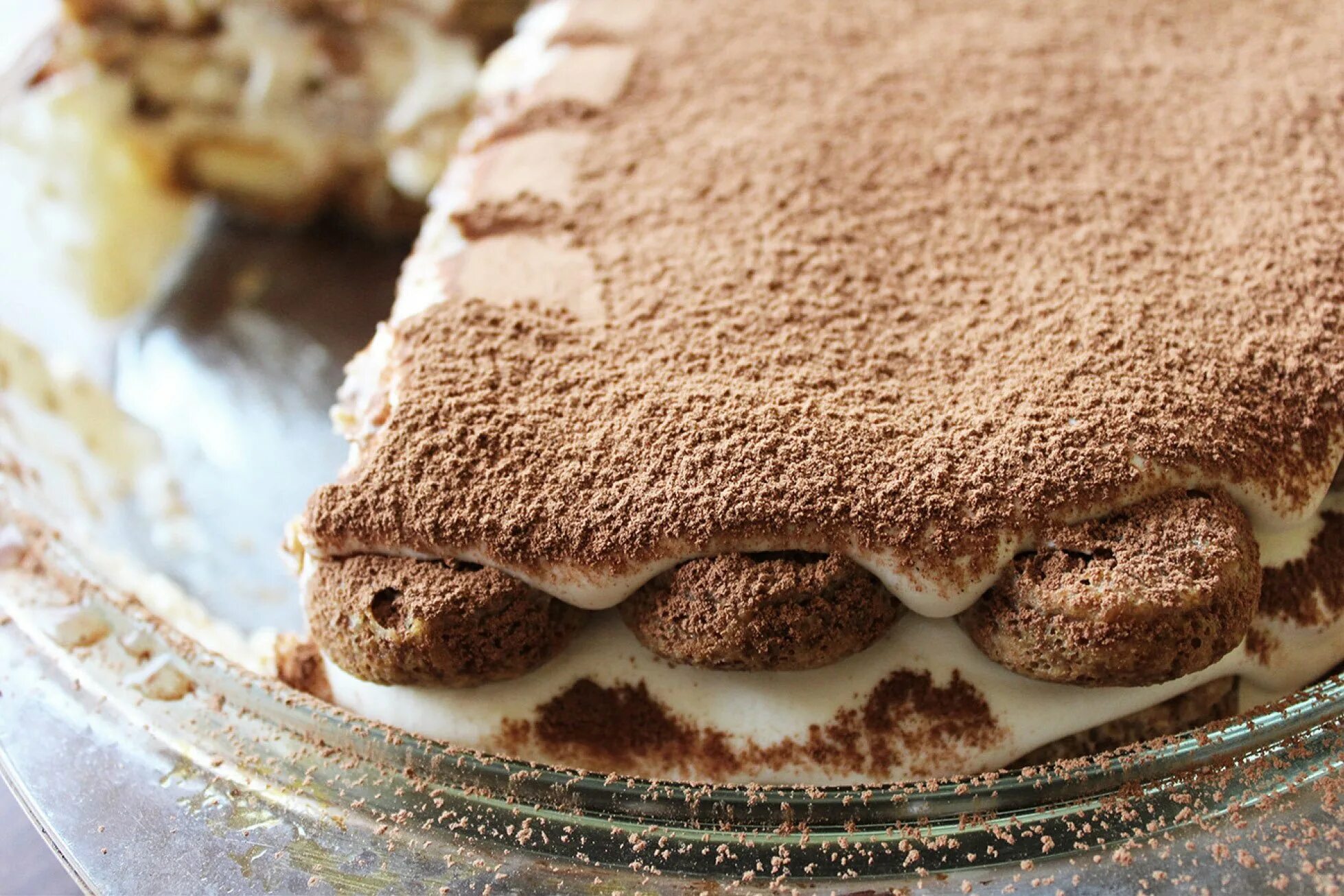 Mascarpone тирамису. Пирожное тирамису маскарпоне. Тирамису пироженка. Торт тирамису с савоярди. Тирамису маскарпоне.