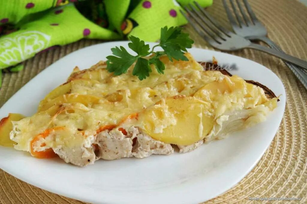 Запеченная куриное филе с картошкой сыром