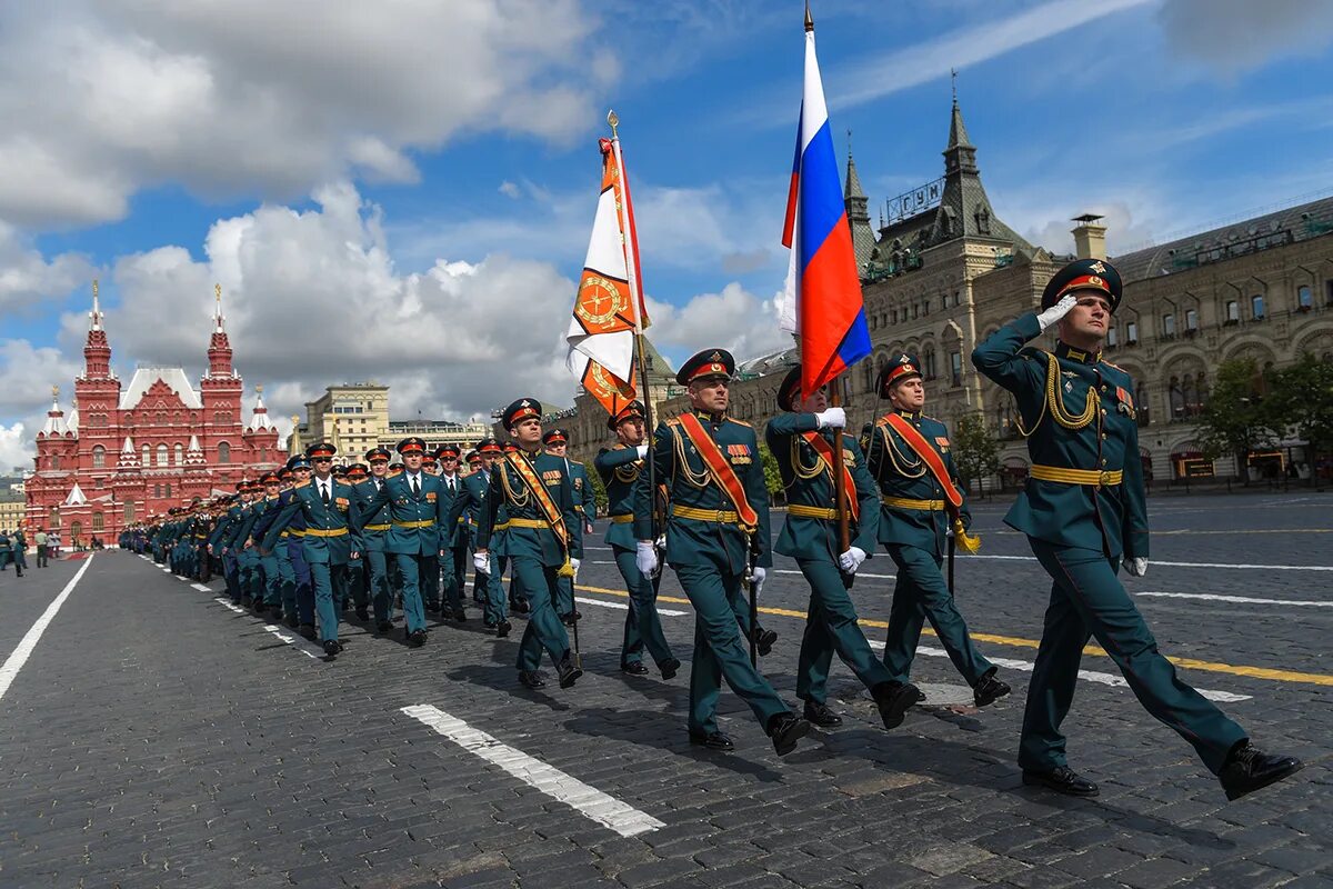 Военный парад. Московское военное общевойсковое командное училище. Командное училище в Москве. Знамя МОСВОКУ. Общевойсковая Академия имени Жукова в Москве.