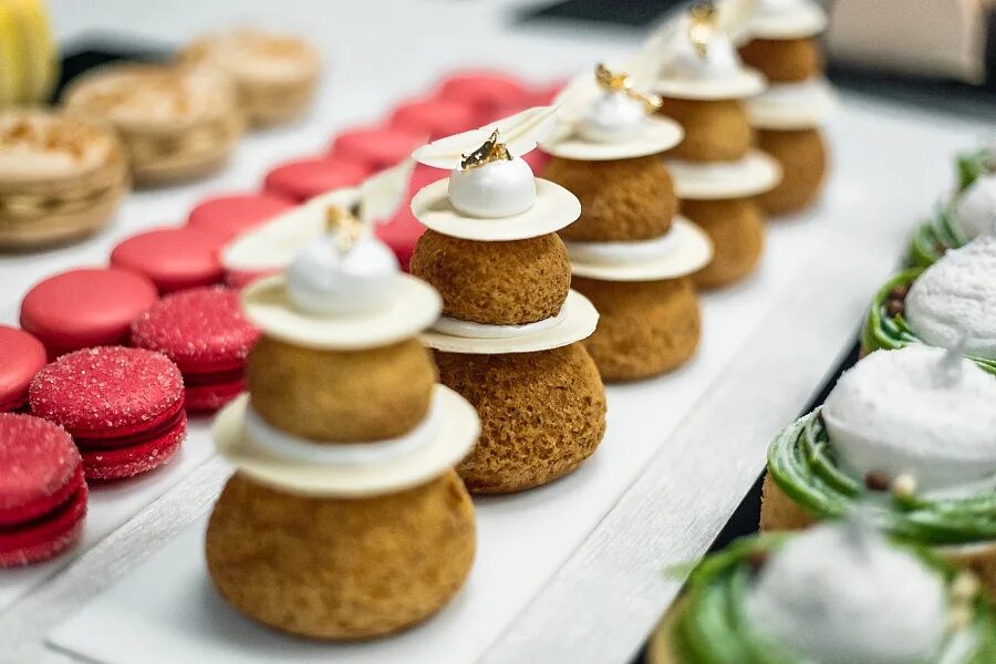 процесс приготовления торта. кондитерские изделия торты. пирожные седрик гроле. кондитер 8 пирожное белоснежка. кондитерское производство пирожное.