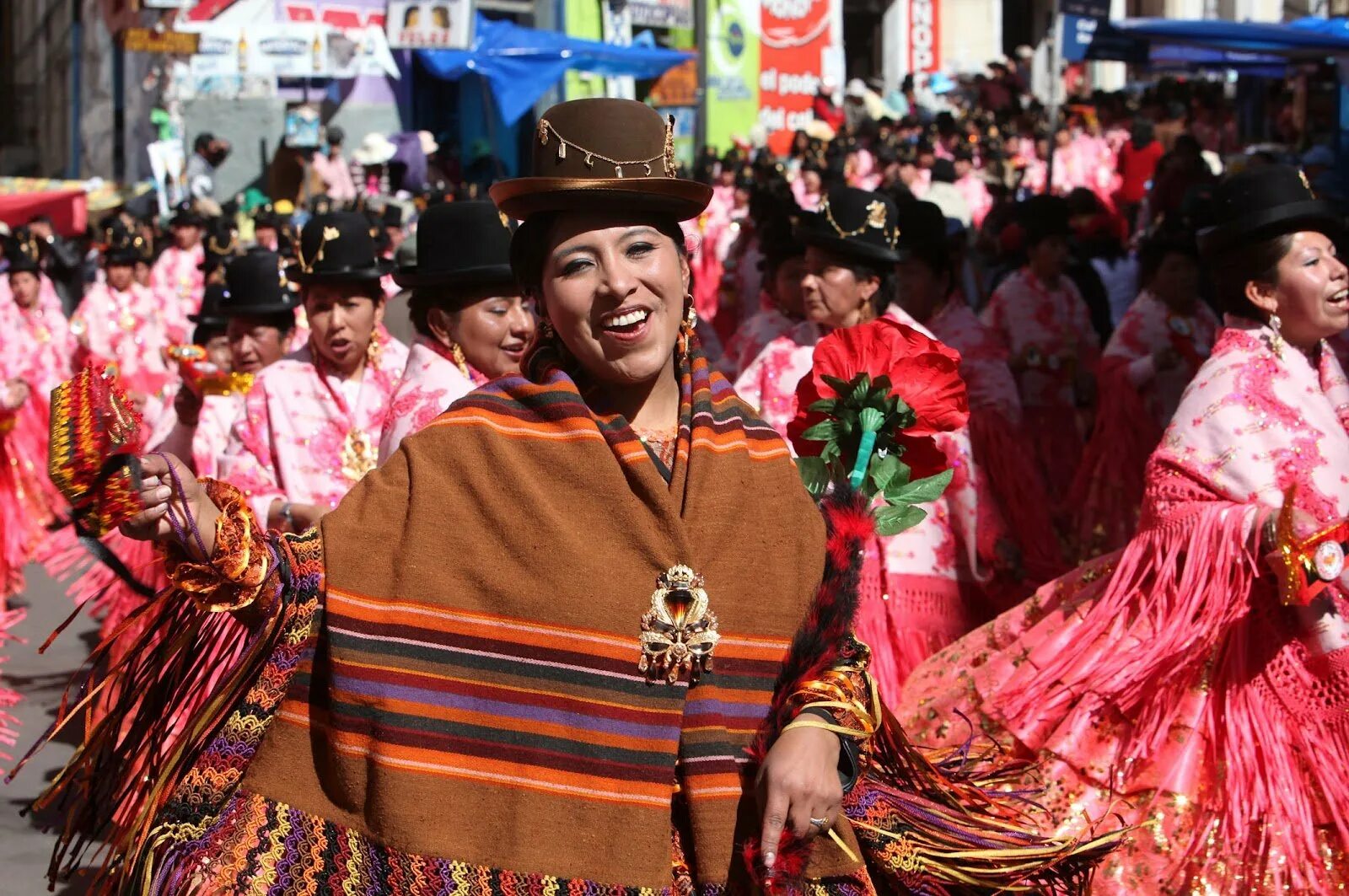 Боливия кечуа. Многонациональное государство боливия. Аймара народ южной америки. Боливия сукре карнавал. Страна боливия население.