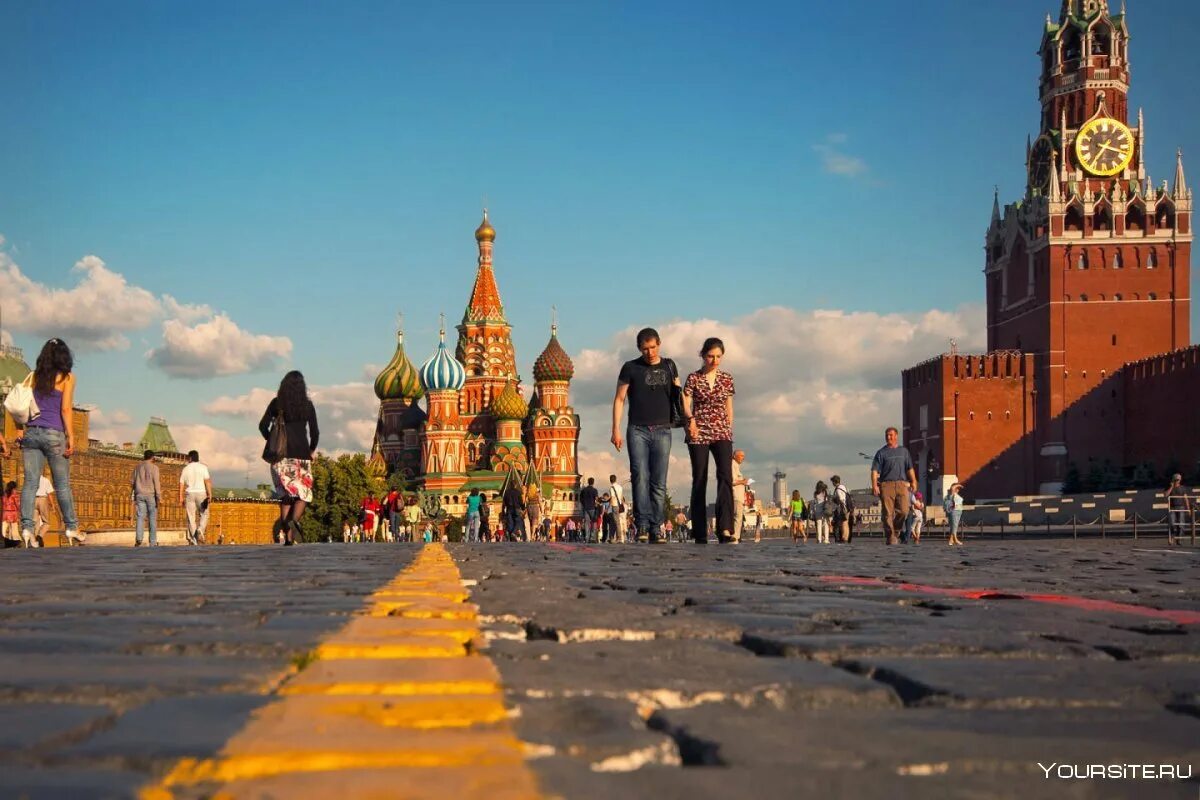 Tourist area. Москва красная площадь туристы. Москва летом. Туризм в Москве красная площадь. Москвич на красной площади.