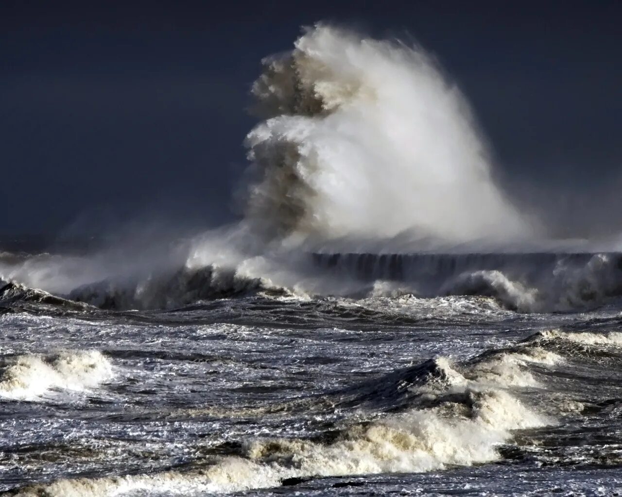 Есть ли шторм. Маяк в шторм. Ирландия ЦУНАМИ. Море шторм. Сильный шторм.