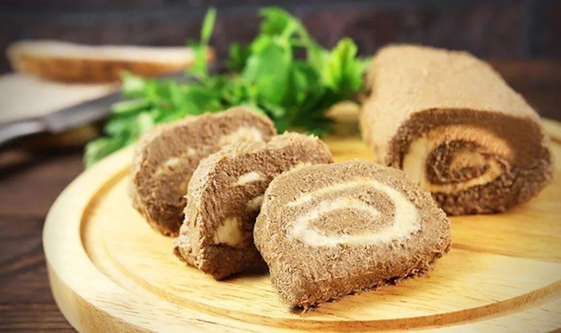Рецепт рулета из куриной печени. Печеночный рулет. рулет из печеночного паштета. печёночный паштет с маслом рулетом. рулет из печени со сливочным маслом.