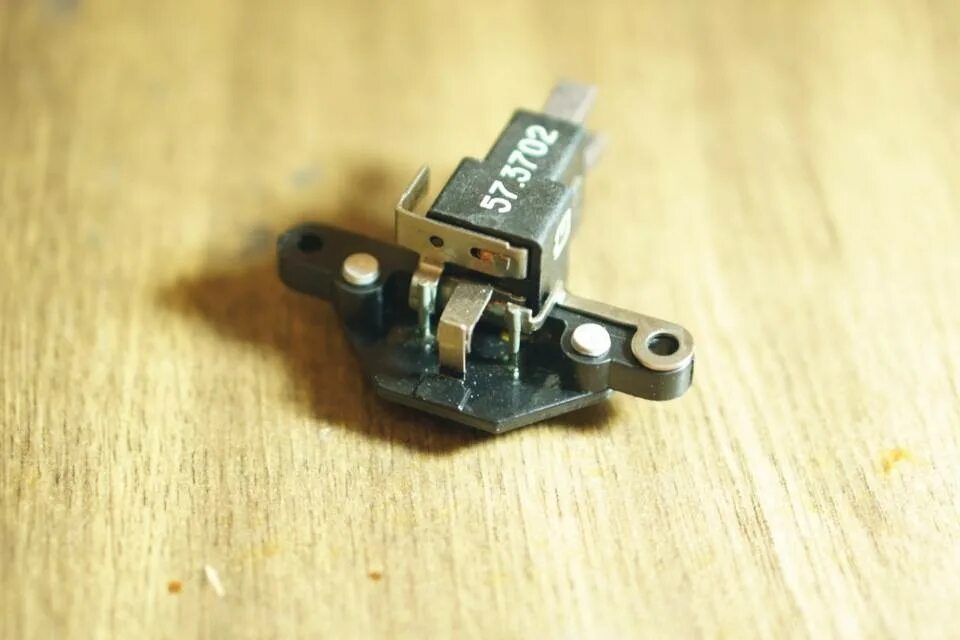 Схема реле регулятора напряжения генератора тойота. Схема подключения внешнего регулятора напряжения генератора. Реле регулятор напряжения генератора ваз 2106 схема подключения. Схема интегрального реле регулятора напряжения генератора. Проверка реле регулятора напряжения.