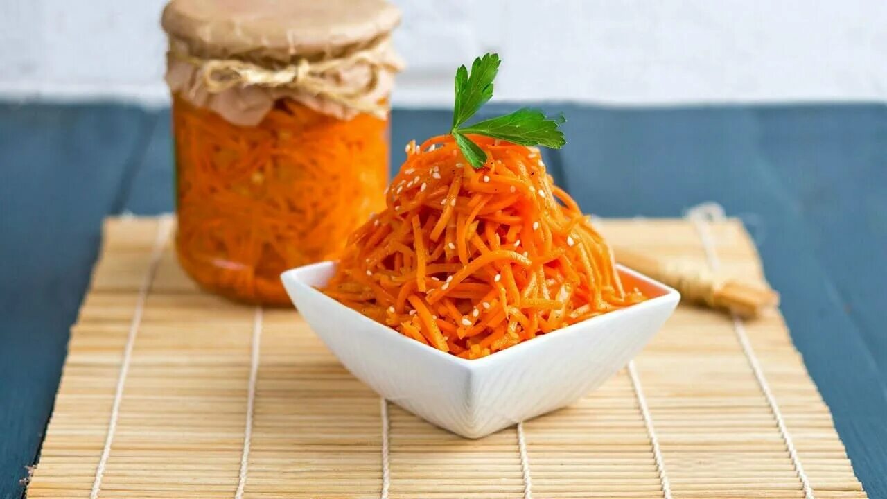 Морковь с луком на зиму. Закуска корейская из моркови. морковь по корейски на зиму. корейская морковь на зиму. корейская морковка в банках.