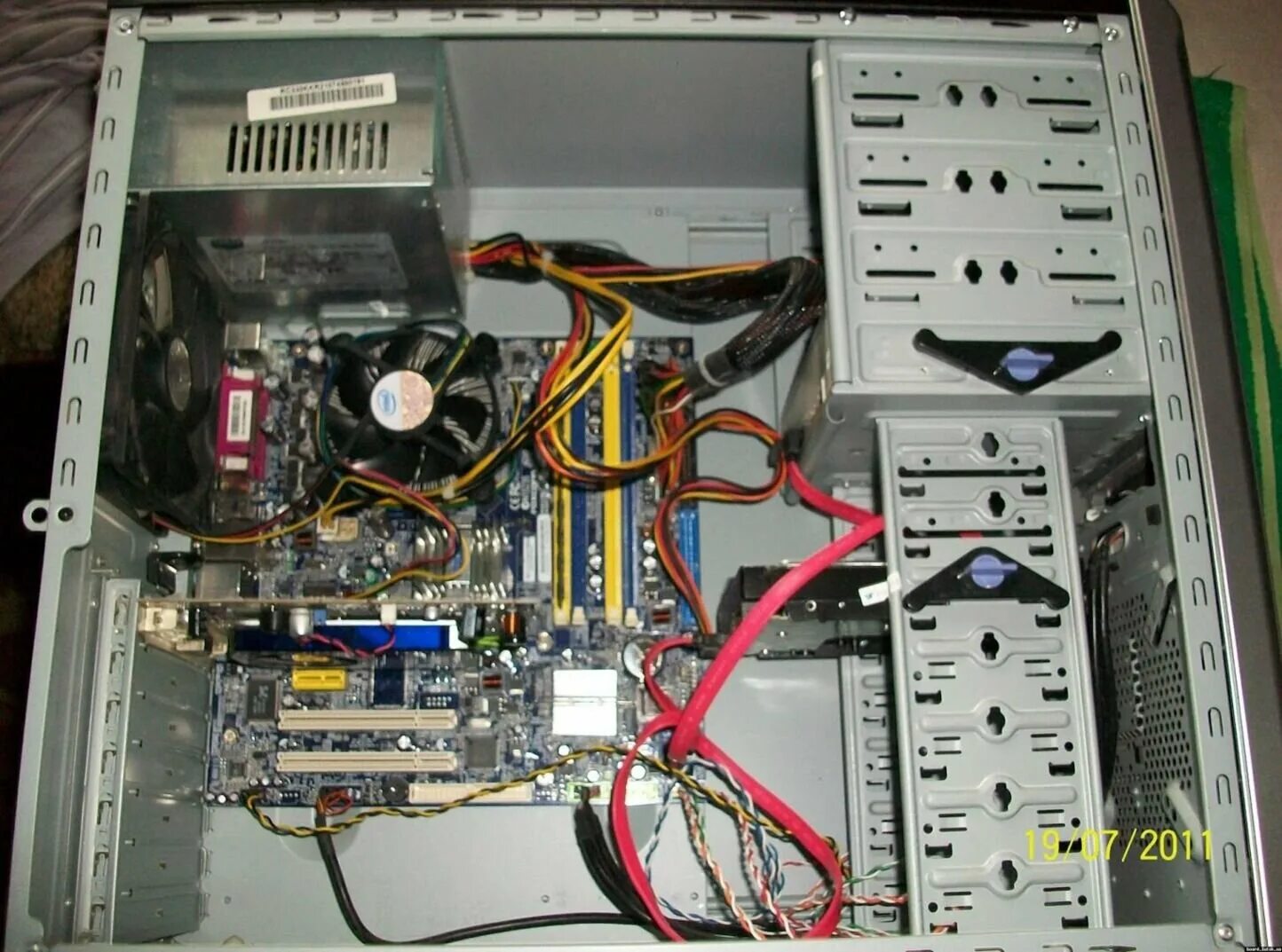 Провод для системного блока. Как подключаются провода в системном блоке компьютера. Как подключить провода в системном блоке. Системный блок провода внутри. Провод для системного блока.