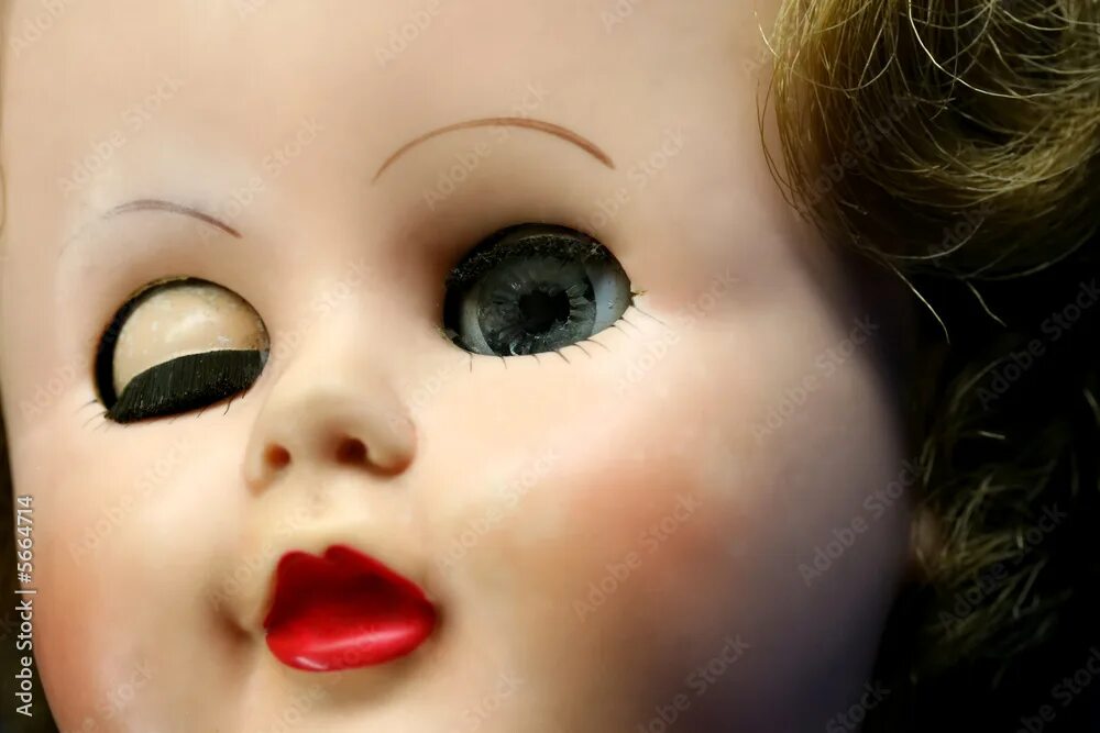 Игрушка закрывающая глаза. Кукла с шакрытым гоащом. Кукла с закрывающимися глазами. Кукла с закрытым глазом. Кукла с одним закрытым глазом.