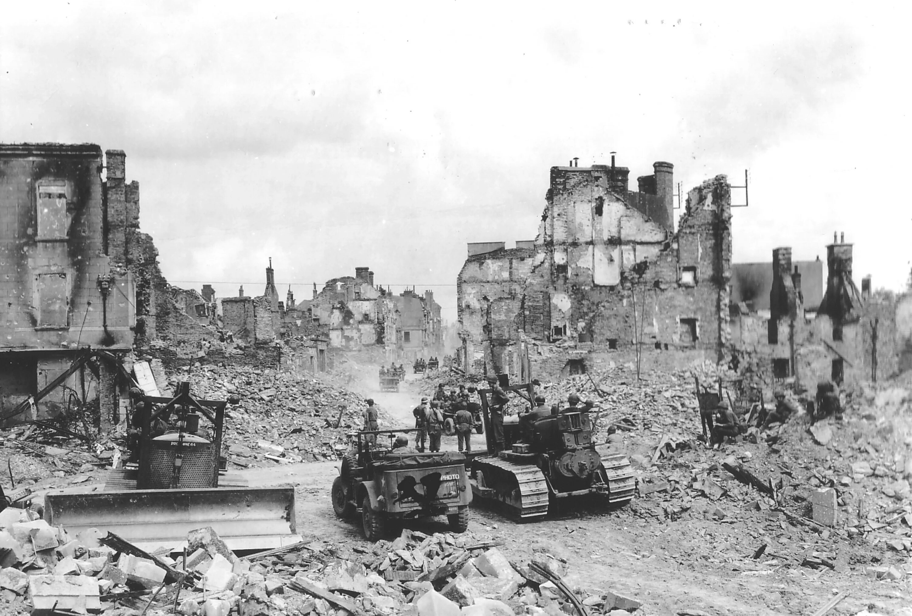 Город разрушенный во время войны. Руины Нормандии 1944. Разрушенные города ВОВ. Руины Франции 1944. Руины Сталинграда ВОВ.