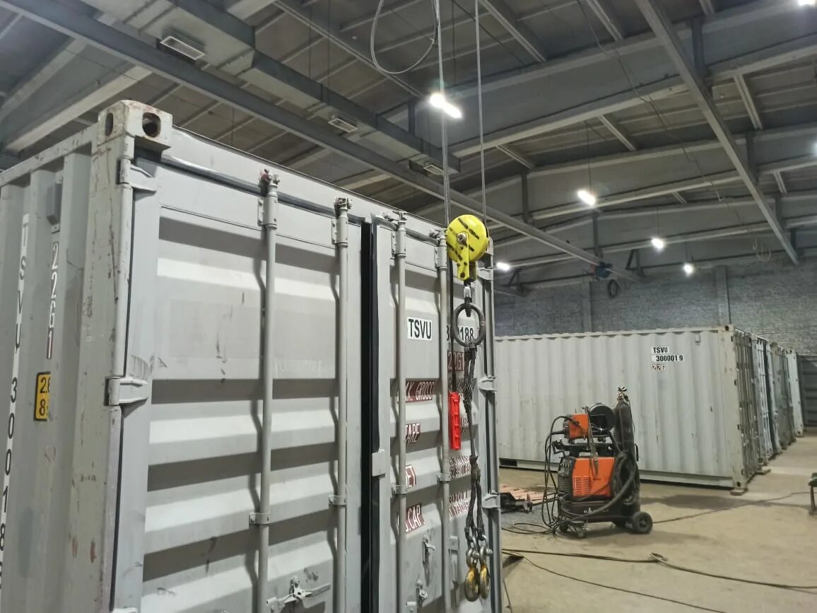 красноярскстройоптторг фото. обслуживание и ремонт контейнеров. обслуживание и ремонт контейнеров. ремонт дверей контейнера. Reefer container stack port.