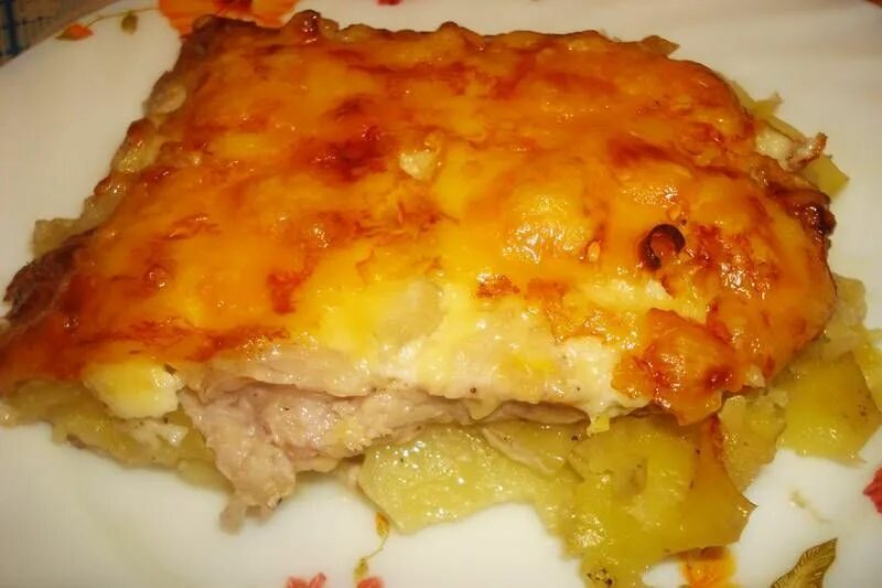 Мясо по-французски с картофелем. Картофель дофинуа. Картошка по-французски с курицей. Картофель по генеральски. Картошка по-французски с мясом в духовке.