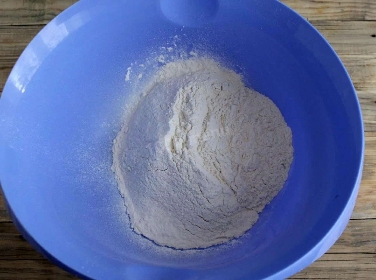 Тесто в миске. Тесто из воды муки и соли. Тесто в кипящей воде. Как делать тесто. Приготовление из муки и воды