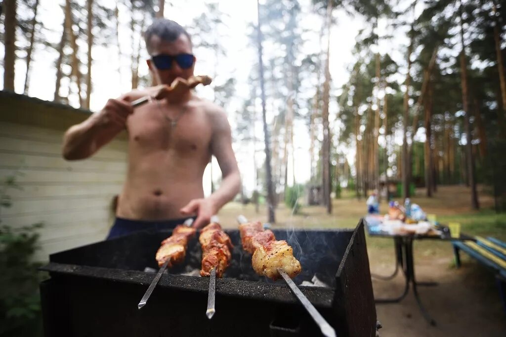 Съем шашлык. Шашлыки на природе. Парень с шашлыком. Шашлыки на даче. Фотосессия на шашлыках.