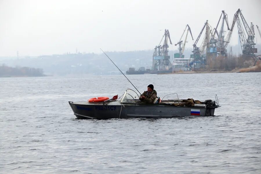 Закрытие навигации для маломерных судов. Волгоградское водохранилище фарватер для маломерных судов. Запрет на судоходство маломерных судов. Судно на Волге ловят рыбу. Запрет плавать на лодке