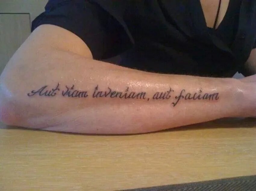 Татуировки на латыни. Aut viam inveniam, aut faciam Татуировка. Творец своей судьбы Татуировка. Consumor Aliis inserviendo тату на руке.