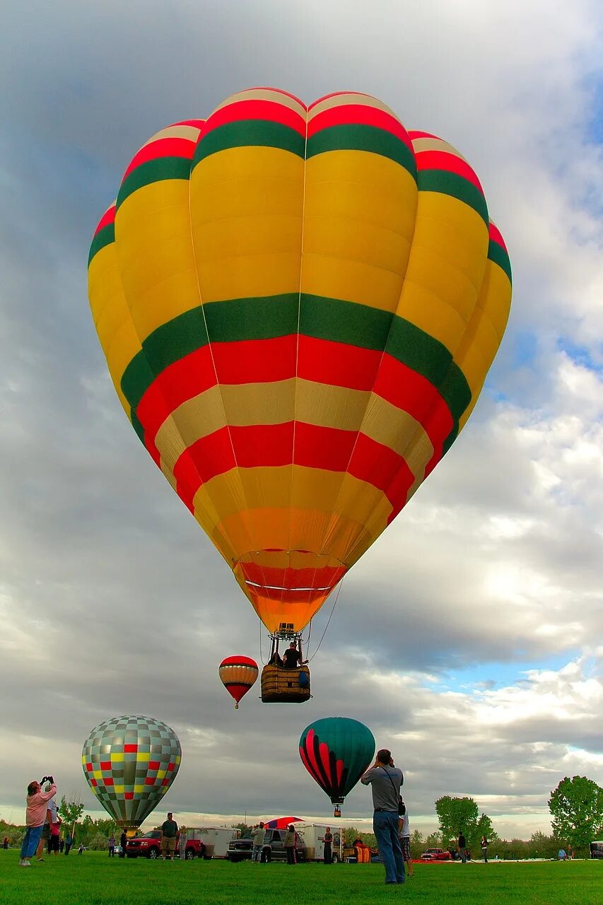 Flying balloon. Воздушный шар. Летающие воздушные шары. Летающий воздушный шар. Полет на воздушных шарах.