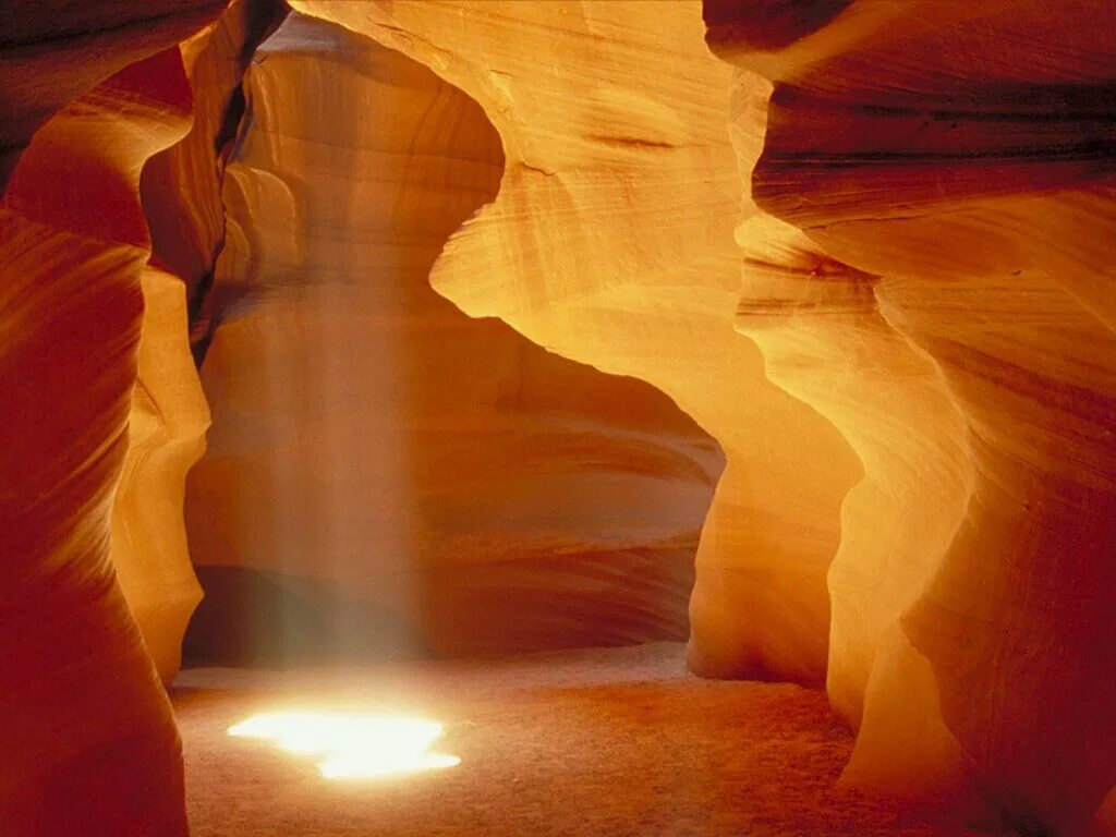 Свет из пещеры. Свет в пещере. Солнце в пещере. Пещера лучи.