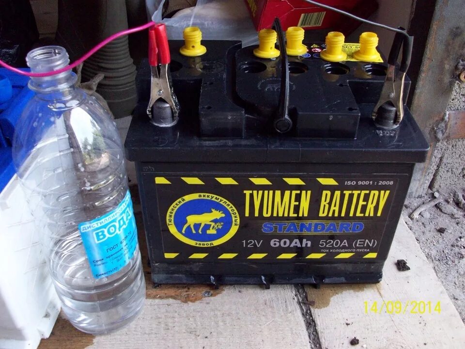 Дистиллированная вода в АКБ. Электролит емкость для 90 АКБ. Электролит для аккумуляторов. Банки аккумулятора автомобиля.
