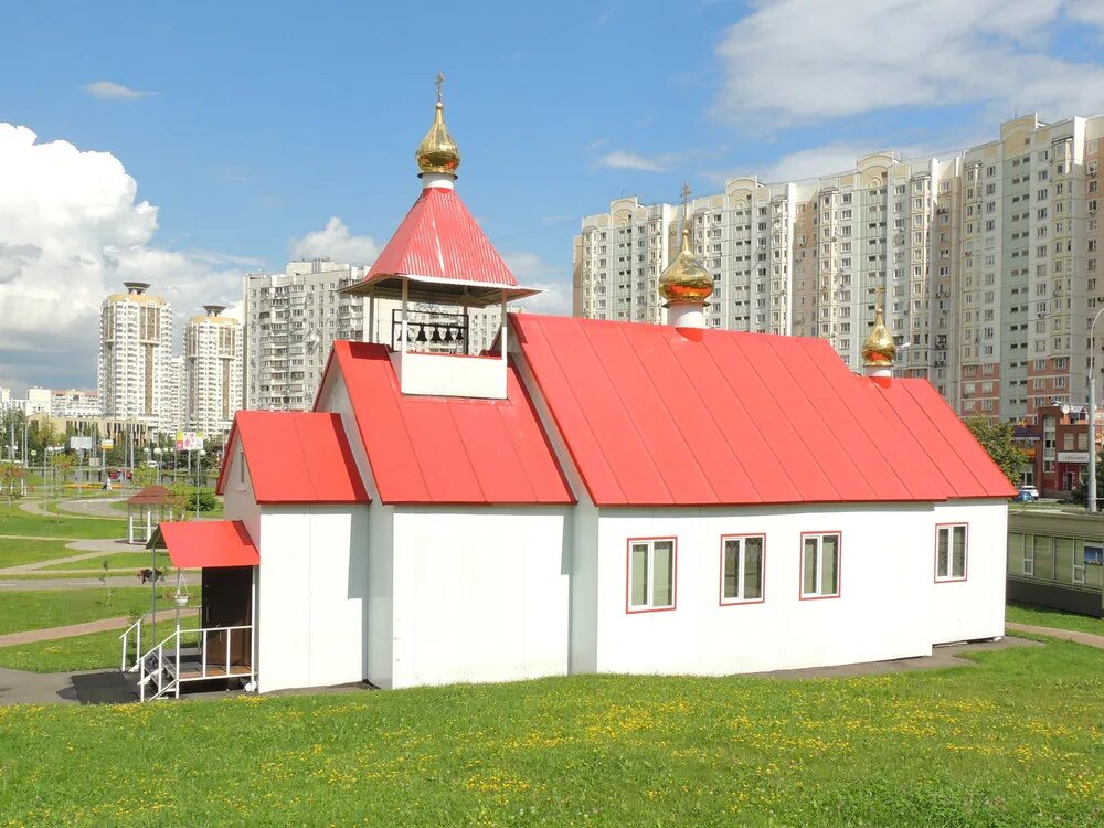 Храм артемия москва. Храм на Артема Боровика. Церковь парк Боровика. Храм Святого Артемия парк Боровика. Храм часовня на Братиславской Артемия Веркольского.