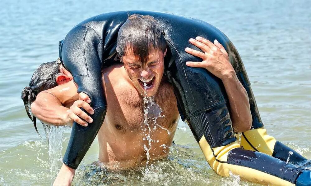 Сон спасение людей. Сон спасение людей. Спасатель фильм 2006. Человек спасает человека из воды. Сон спасение людей.