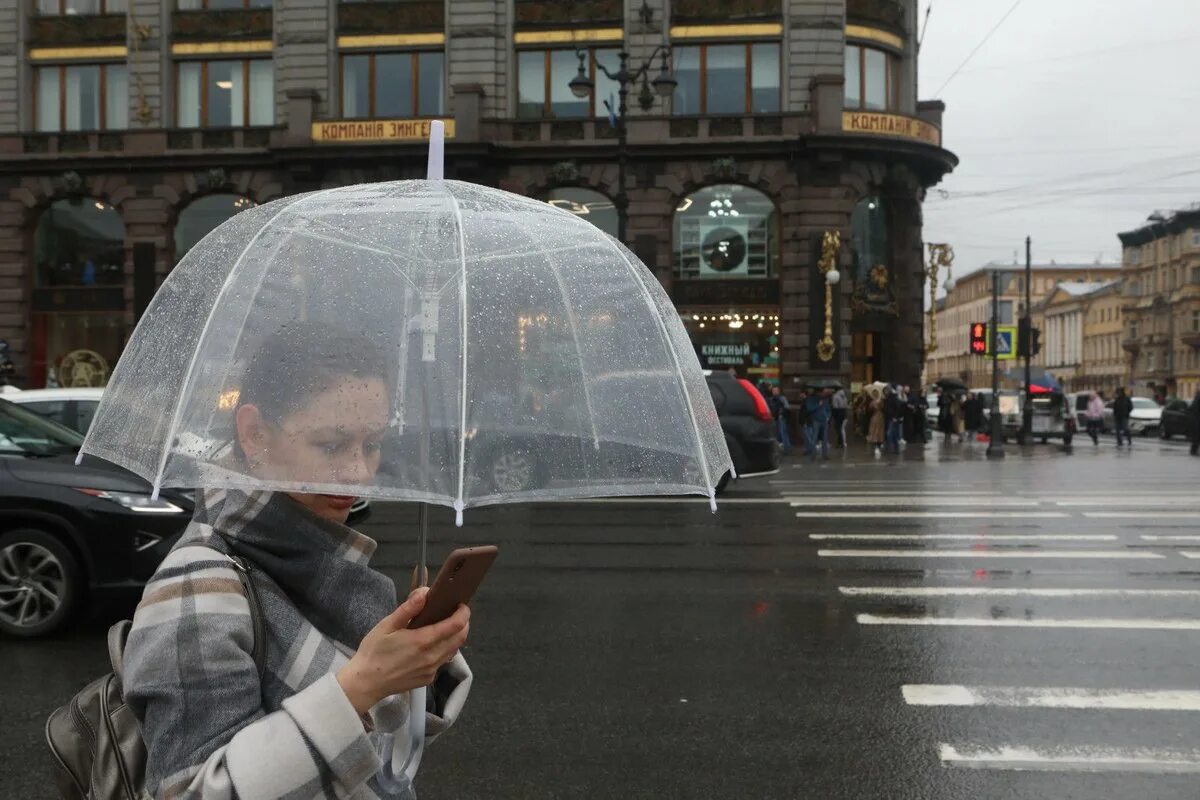 Дождь в СПБ. Дождь в Питере фото. Неблагополучные районы Питера под дождем. Колонка дождь.