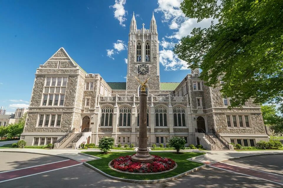 Boston college. Бостонский университет США. Бостон колледж. Бостонский колледж Честнат-Хилл, Массачусетс. Бостонский университет США фото.