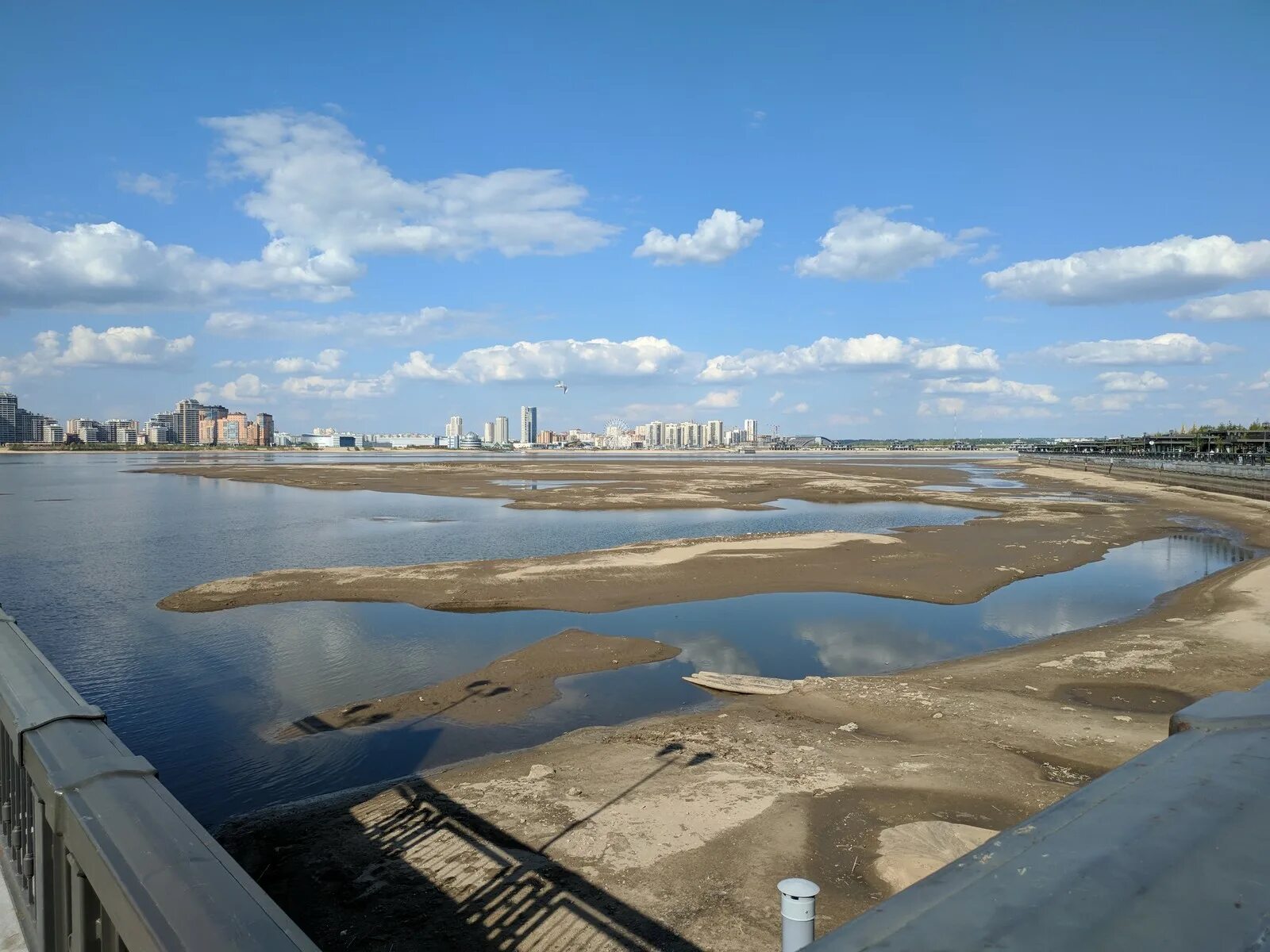 Вдоль крупных рек. Волга обмелела казань. река волга обмелела. волга река обмелела 2025. казань обмеление волги.