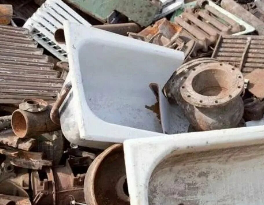 Ванна железная демонтаж. Металлолом. Чугунные батареи металлолом. Вывоз чугунных. Вывоз батарей.