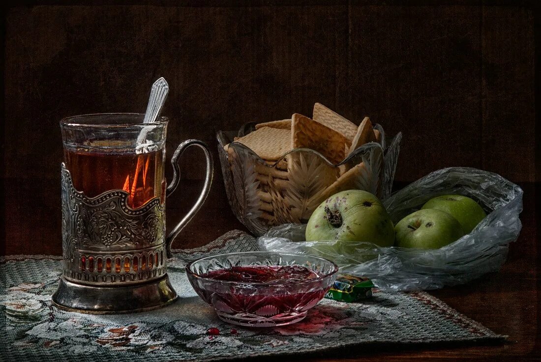 Ягодный чай в чайнике. Чай с вареньем. Пила с вареньем чай. Чай с вареньем. Пила с вареньем чай.