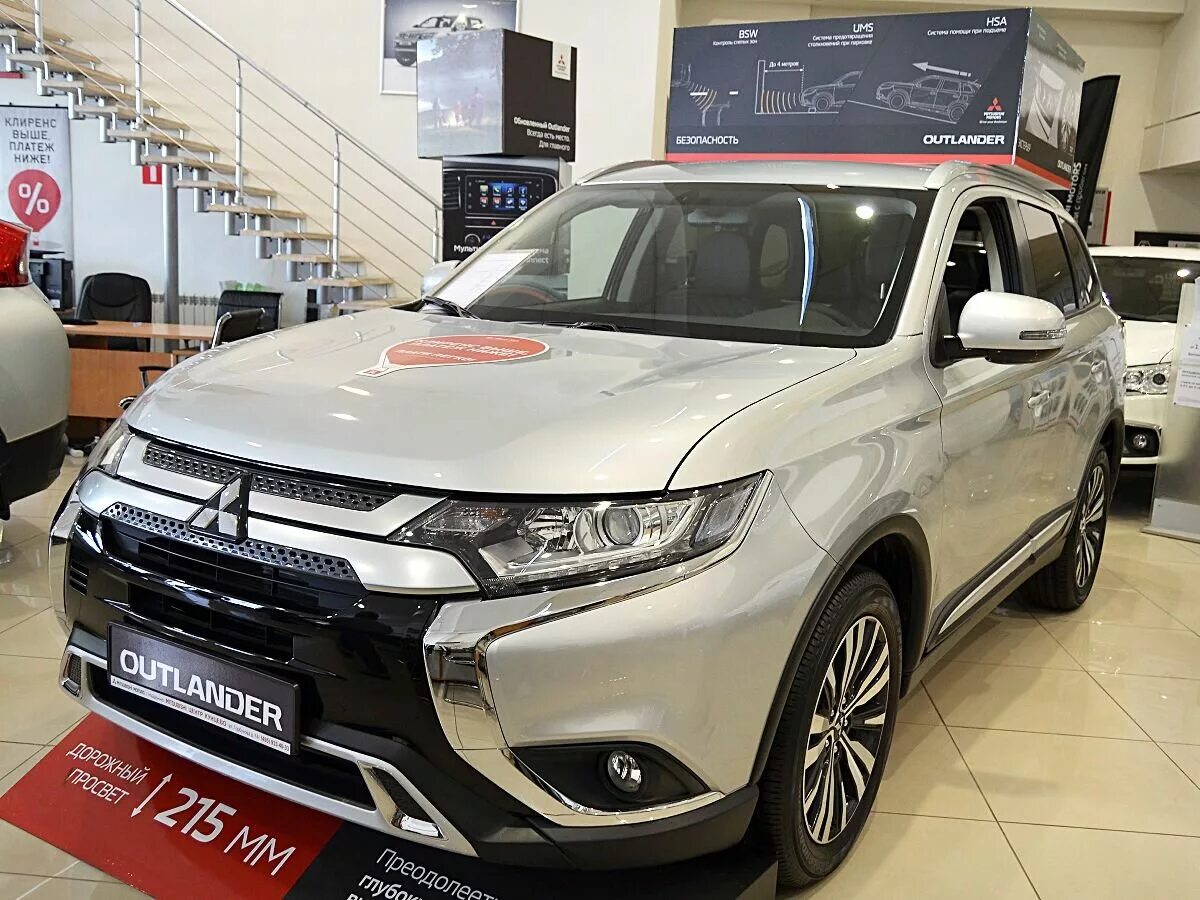 Митсубиси Аутлендер 2019. Mitsubishi Outlander 2019 2.0 комплектации. Митсубиси Аутлендер 3 2.0. Новый Митсубиси Аутлендер. Мицубиси аутлендер дилер