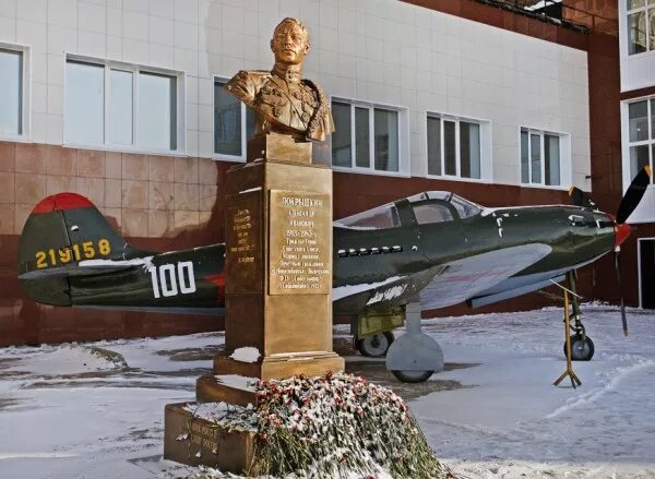 Новосибирский колледж имени покрышкина. Музей покрышкина в новосибирске. музей алекстандра поурышуина новосиб. аэрокобра покрышкина в новосибирске. новосибирск музей авиации покрышкин.