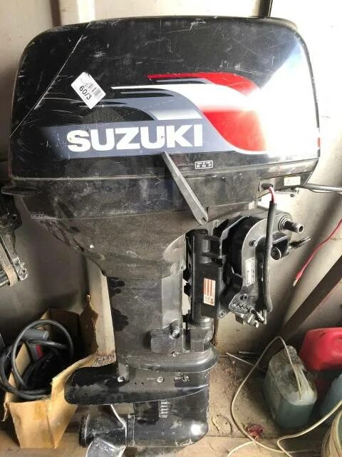 Купить сузуки 40. Лодочный мотор Suzuki 40. Мотор Сузуки 40 2 тактный. Мотор Сузуки н 702. Suzuki 40 Лодочный мотор 2 тактный.