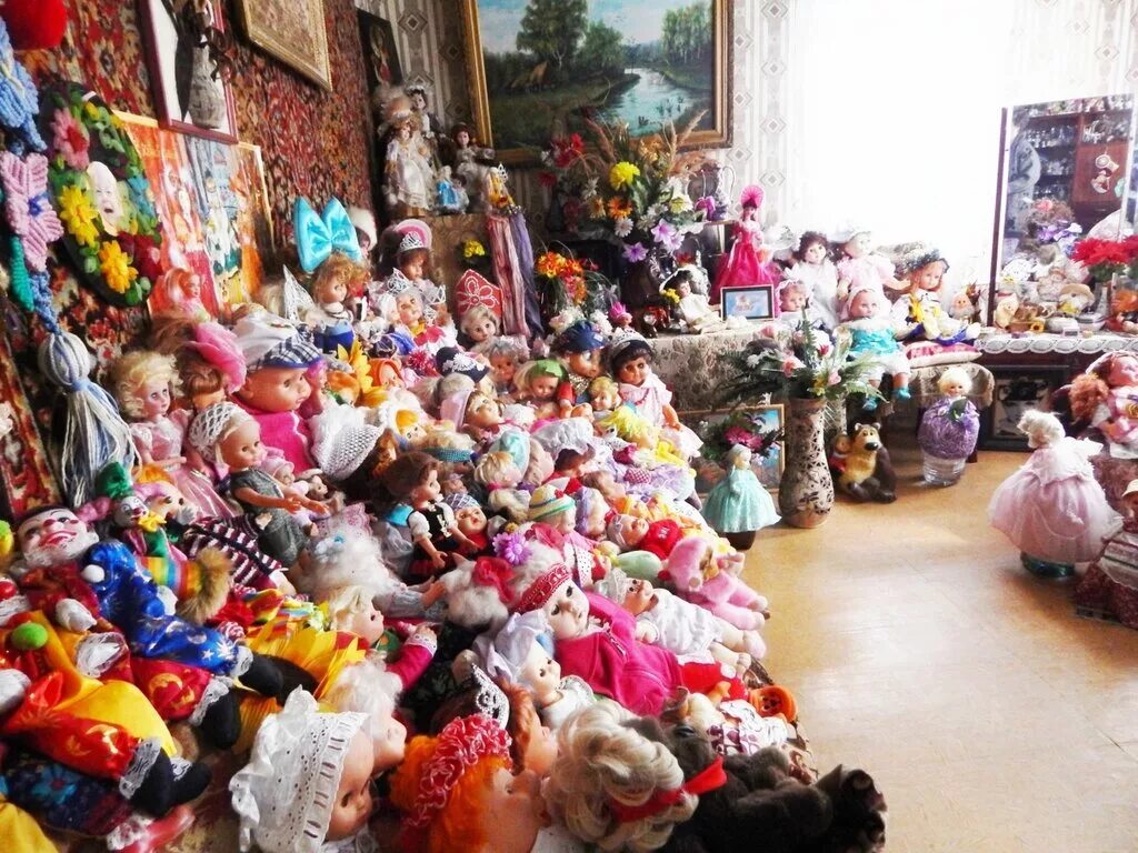 Много игрушек кукол. Много кукол.