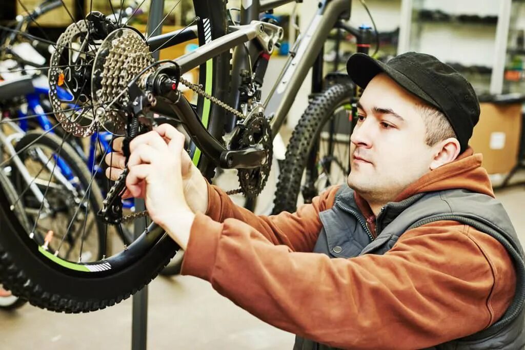 Bike mechanic. Веломеханик. Ремонт велосипедов. Веломастерская в городе. Веломастерская рядом со мной.