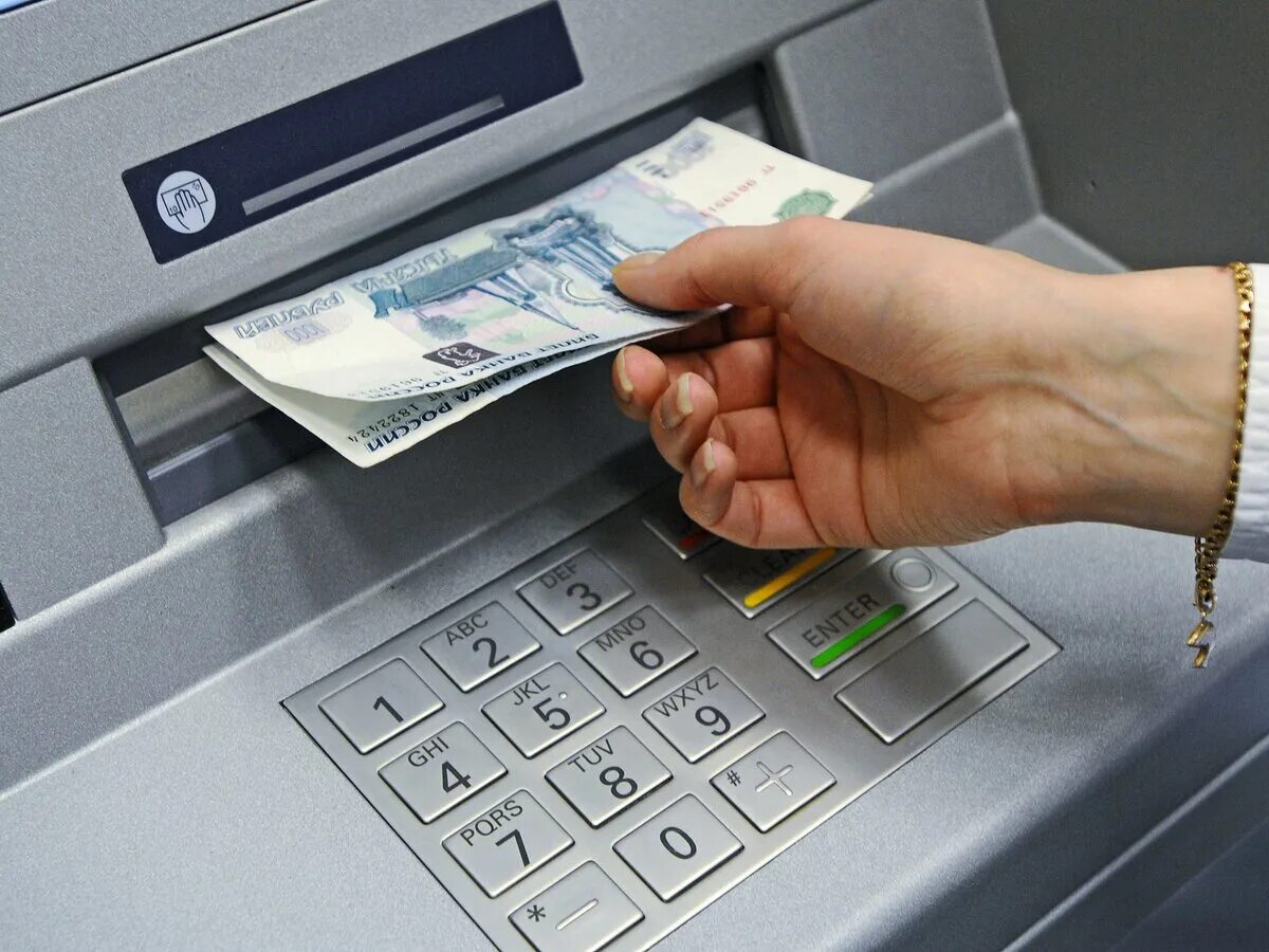 Как называется выдача денег. Деньги в банкомате. снятие денег в банкомате. деньги из банкомата. наличные из банкомата.