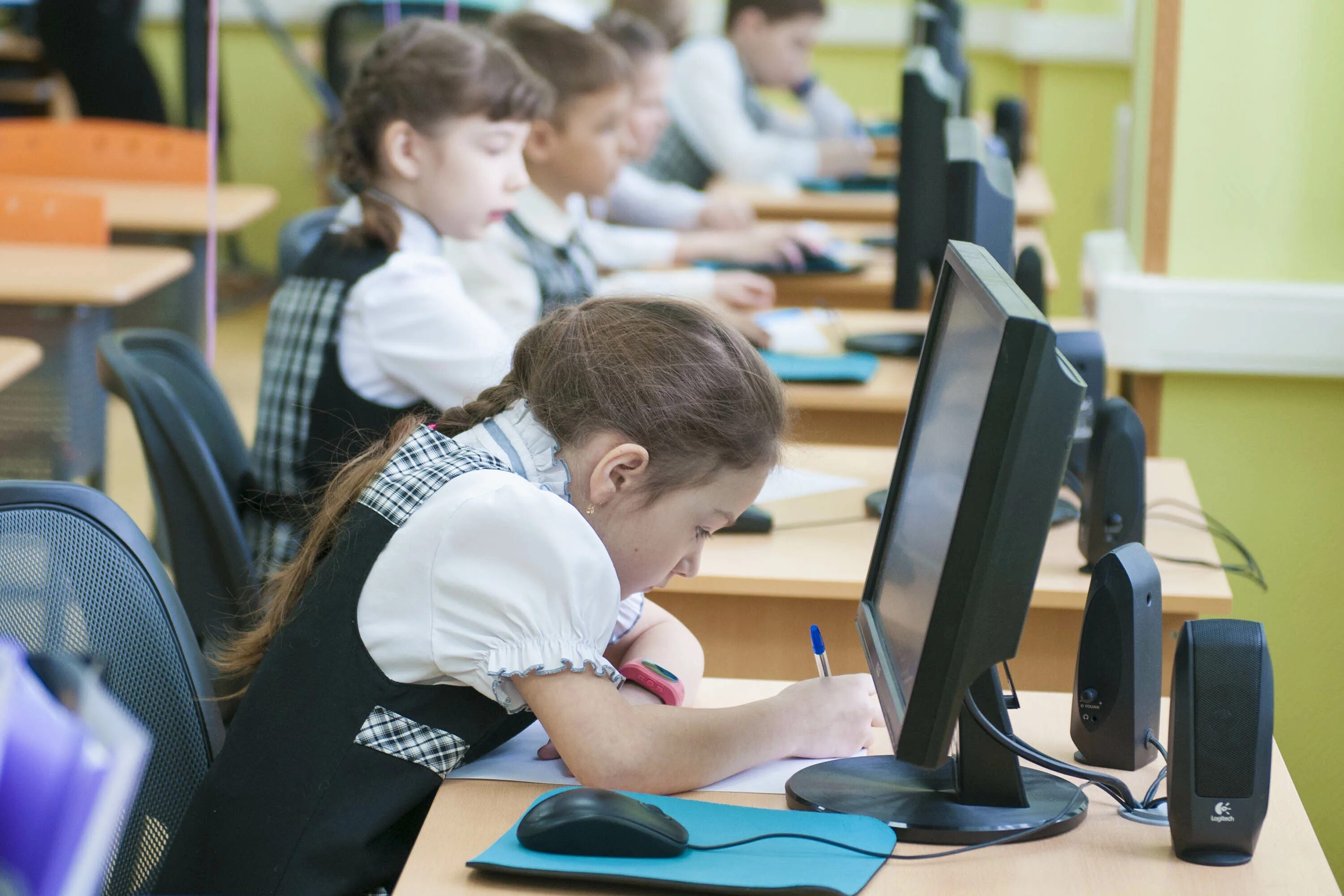 В классе установили новый компьютер. Компьютер в школе. Дети за компьютером в классе. Школьники за компьютерами в классе. Ученик за компьютером.