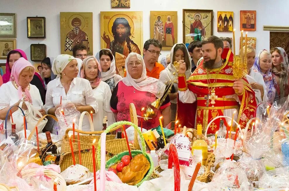 Свадьба перед пасхой можно. Пасхальная служба. Пасха Церковь. Богослужение на Пасху. Богослужение в храме на Пасху.