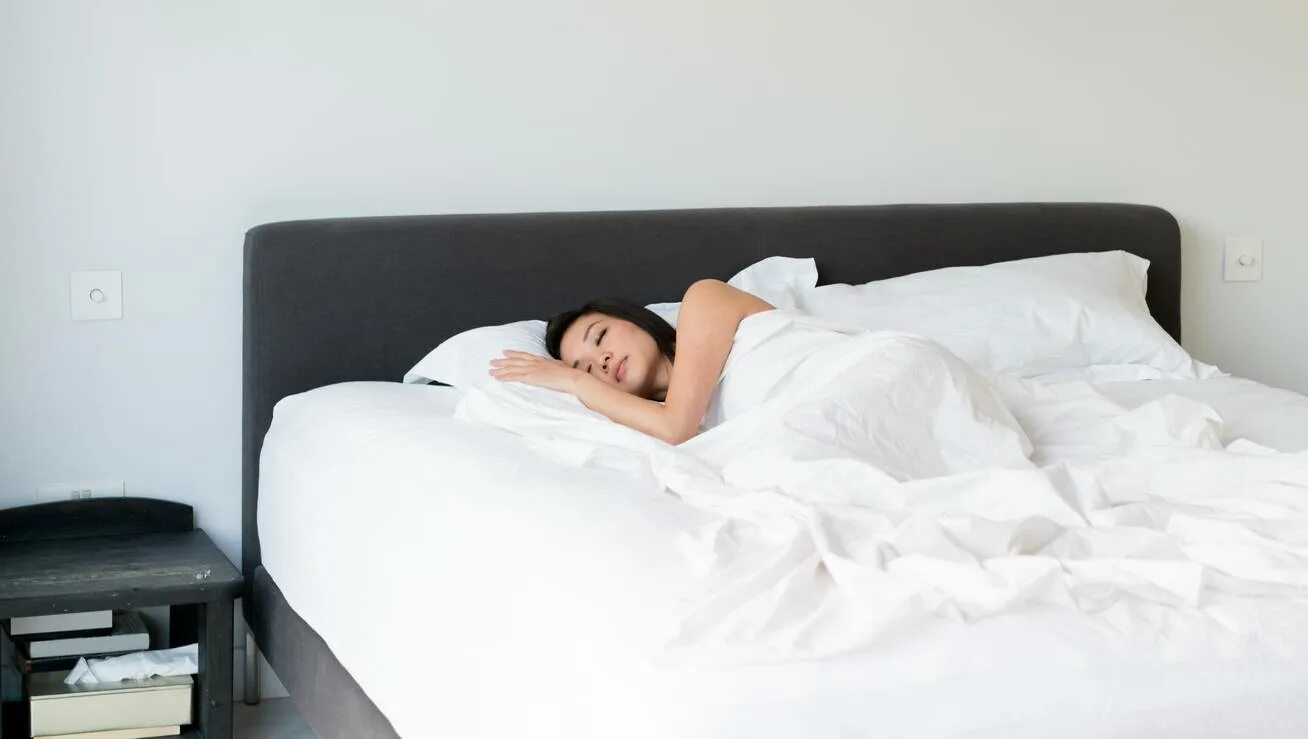 Watch best in bed. Watch best in bed. Comfortable mattress. Watch best in bed. Телевизор в постели.