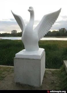Скульптуры лебедей