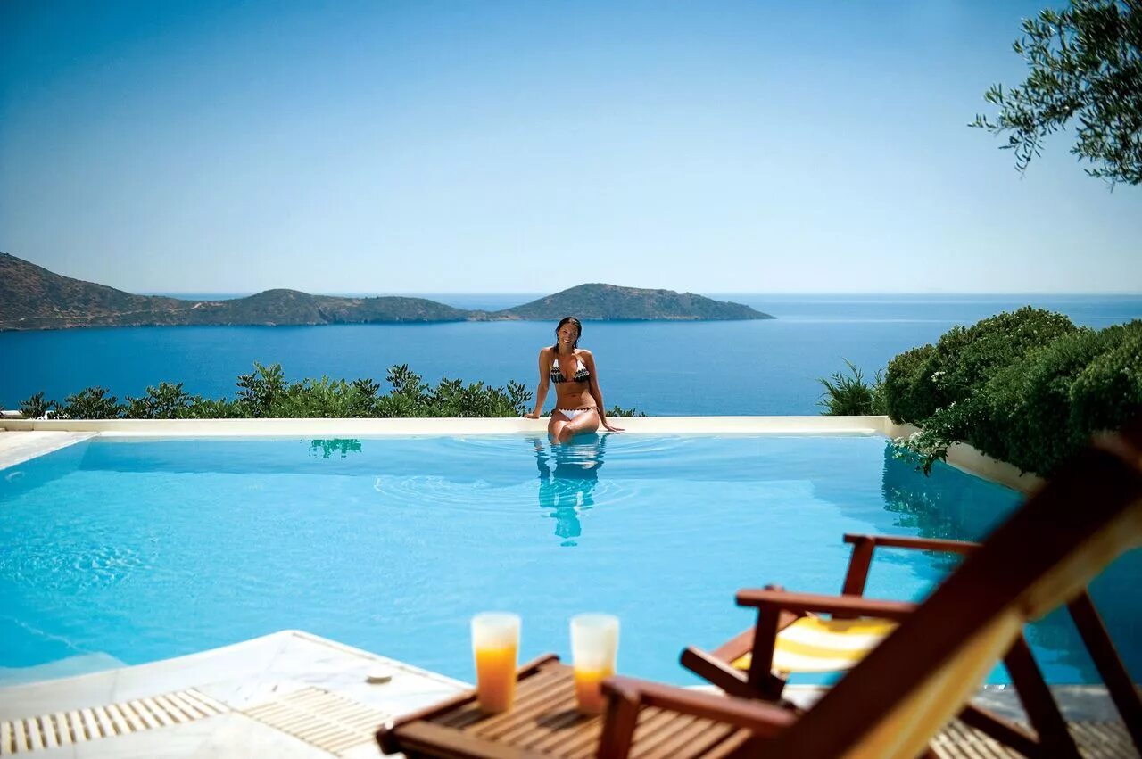 Элунда Греция. Elounda Gulf Villas and Suites. Море с отелем. Бассейн с видом на море. Курорт без мужа