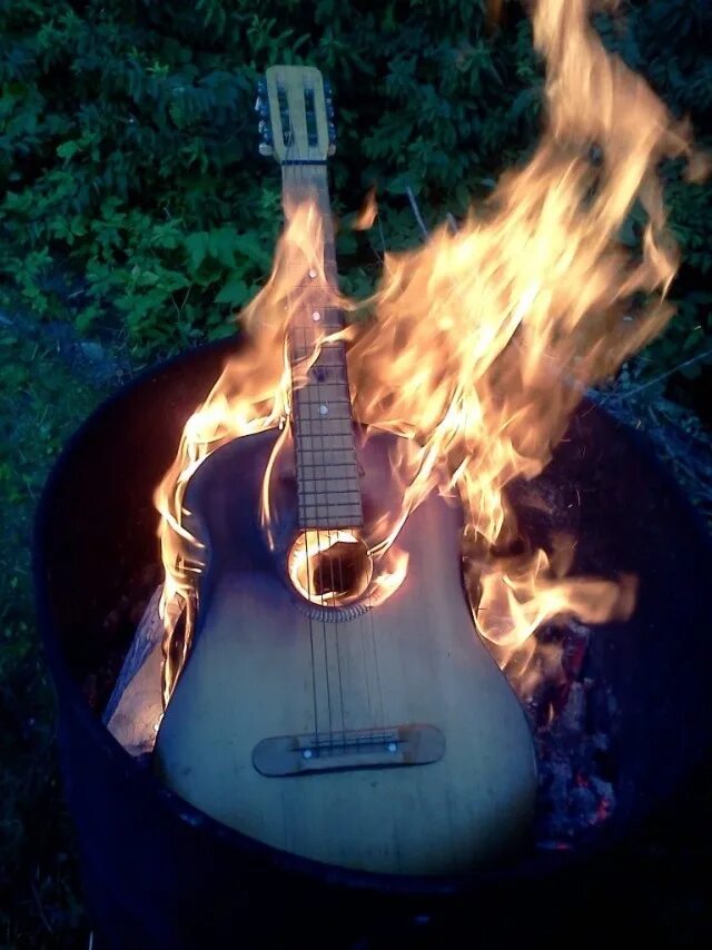 Костер играть на гитаре. Сожженная гитара. Горящие гитары. Гитара горит. Горящая электрогитара.