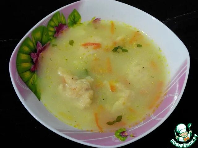Суп с клецками с манкой. Рыбный суп с манными клецками. суп с клецками в садике. суп с манкой. суп с клецками в кастрюле.