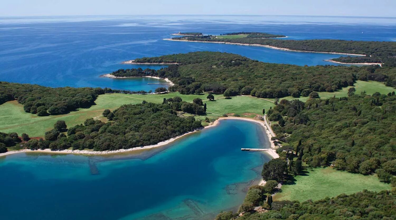 Two large islands. Остров Бриони Хорватия. Бриуны острова Хорватия. Остров Тито в Хорватии. Парк Бриуны.