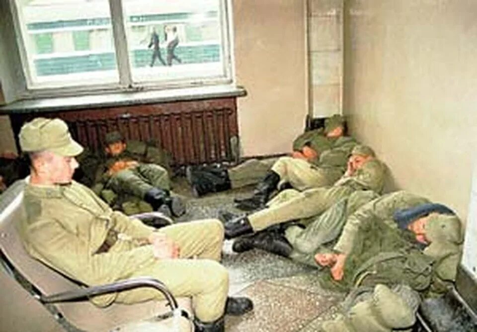 Солдатские казармы. Русские солдаты спят на полу.