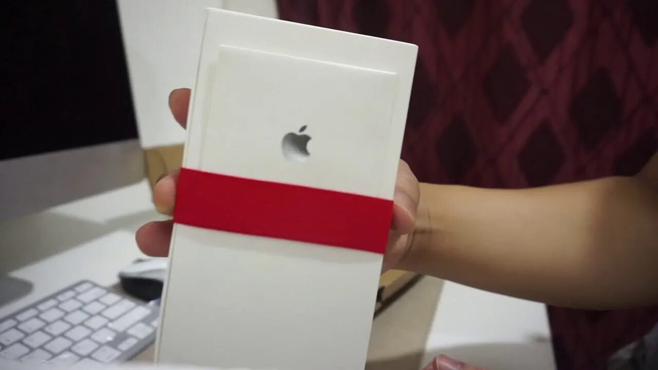 Gift message. Подарки Apple. Эппл в подарок. Apple Gift Card обложка. Видео Apple Gift.