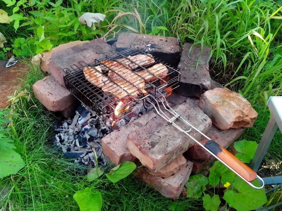 Можно ли жарить шашлык в лесу. Мангал из кирпича на природе. мангал из подручных средств. шашлыки в лесу. шашлык в лесу без мангала.
